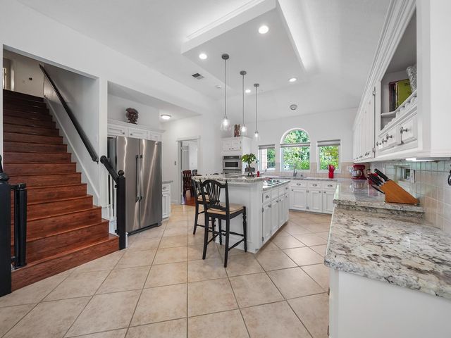 5 Hidden Pond Place, The Woodlands, TX 77381