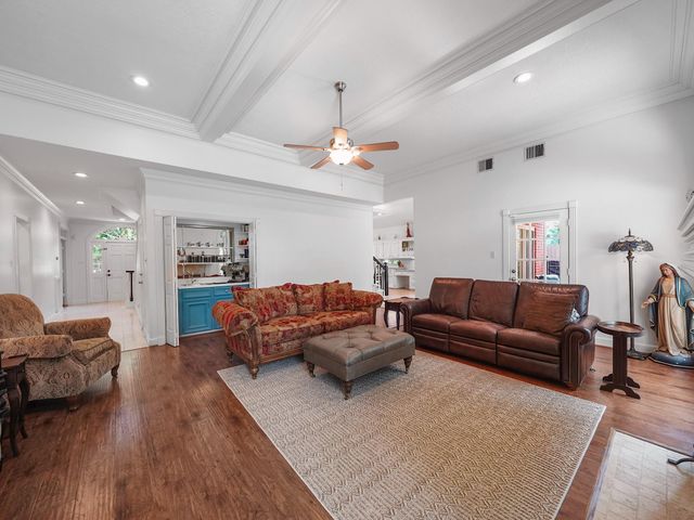 5 Hidden Pond Place, The Woodlands, TX 77381