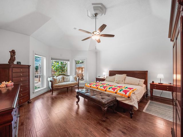 5 Hidden Pond Place, The Woodlands, TX 77381