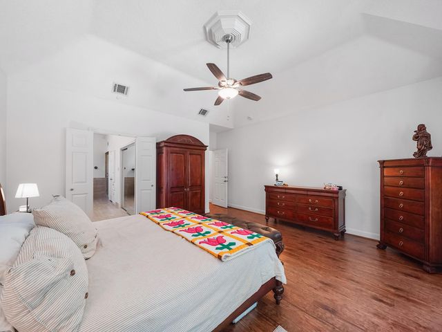 5 Hidden Pond Place, The Woodlands, TX 77381