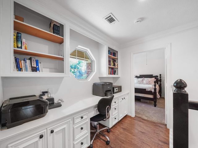 5 Hidden Pond Place, The Woodlands, TX 77381