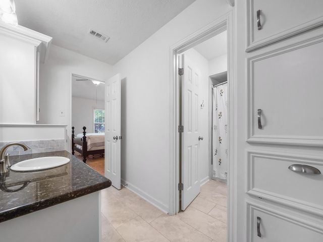 5 Hidden Pond Place, The Woodlands, TX 77381