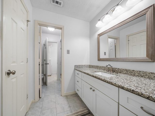 5 Hidden Pond Place, The Woodlands, TX 77381