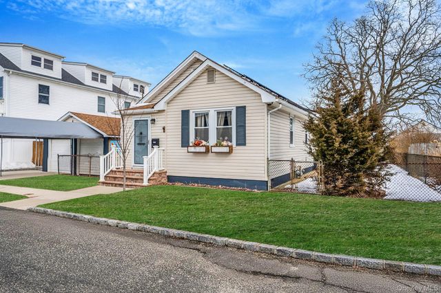 924 S 4th Street, Lindenhurst, NY 11757