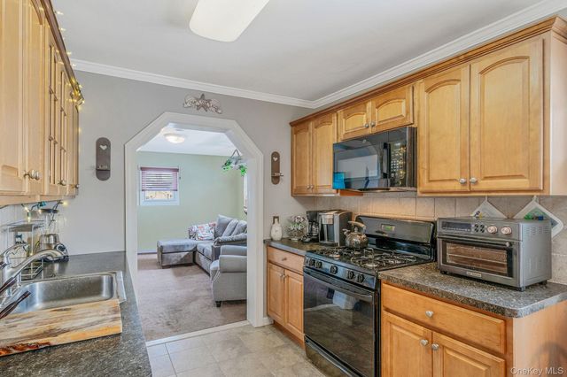 924 S 4th Street, Lindenhurst, NY 11757