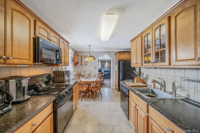 924 S 4th Street, Lindenhurst, NY 11757