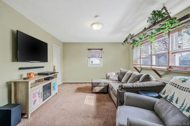 924 S 4th Street, Lindenhurst, NY 11757