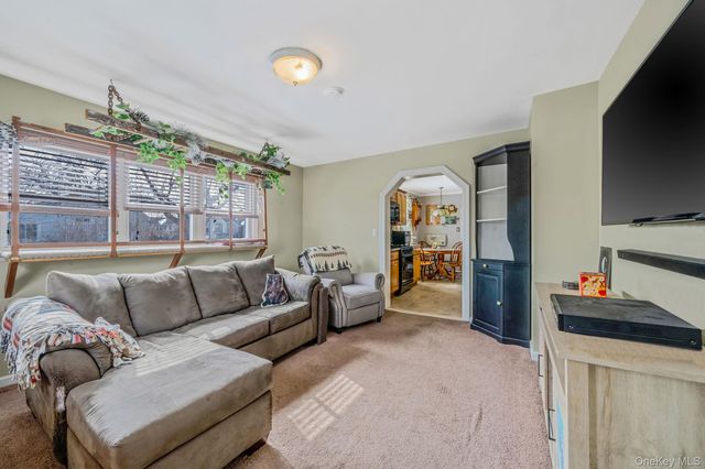 924 S 4th Street, Lindenhurst, NY 11757