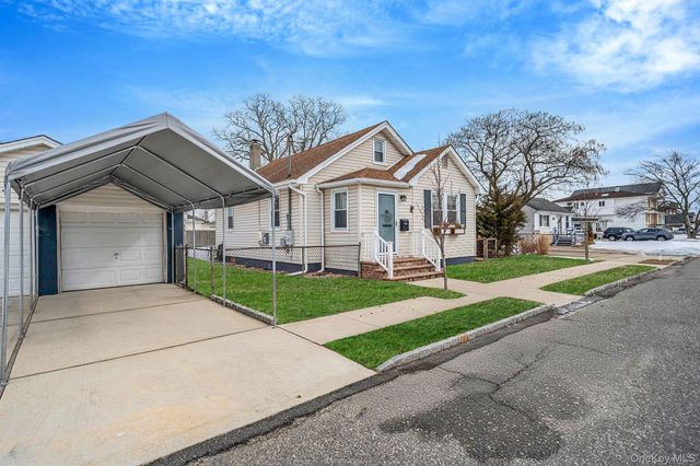 924 S 4th Street, Lindenhurst, NY 11757