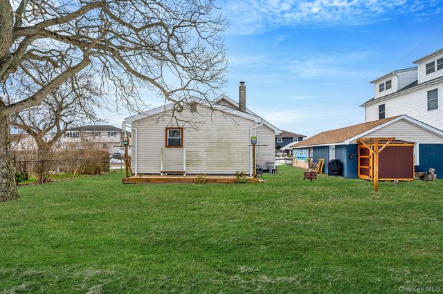 924 S 4th Street, Lindenhurst, NY 11757