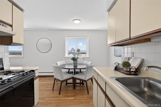 1 Toms Point Lane apt C Building 1, Port Washington, NY 11050