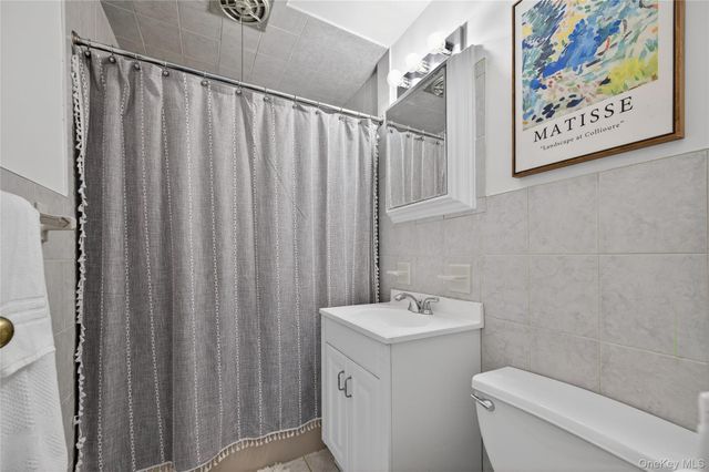 1 Toms Point Lane apt C Building 1, Port Washington, NY 11050