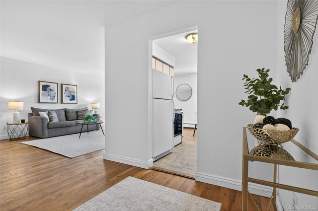 1 Toms Point Lane apt C Building 1, Port Washington, NY 11050