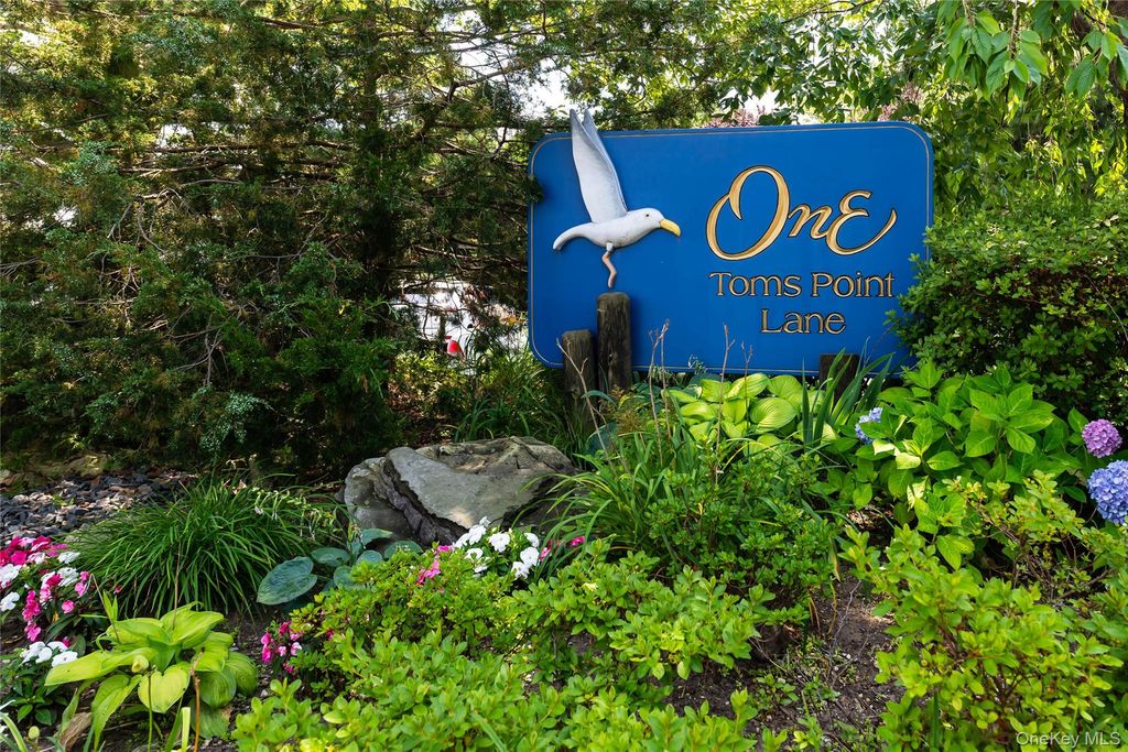1 Toms Point Lane apt C Building 1, Port Washington, NY 11050