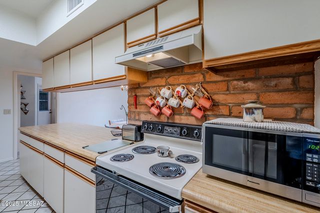 723 S Los Zafiros, Green Valley, AZ 85614