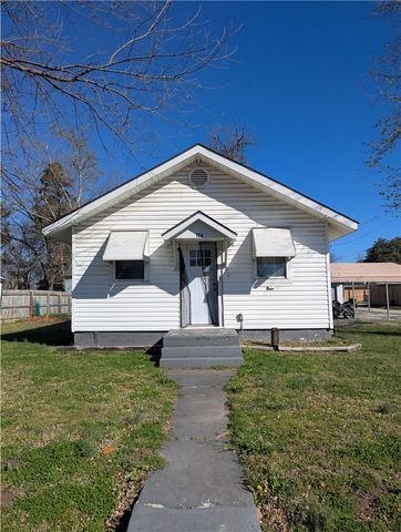 104 W 3rd Street, Gentry, AR 72734