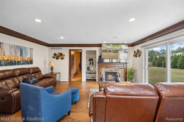 5439 Deerfield Village Drive, West Bloomfield, MI 48322