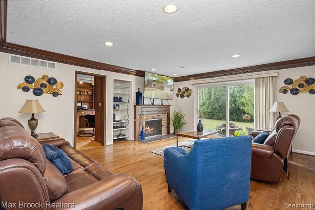 5439 Deerfield Village Drive, West Bloomfield, MI 48322