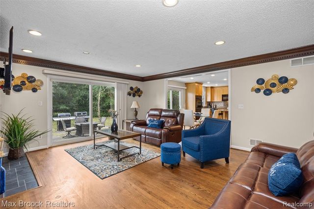 5439 Deerfield Village Drive, West Bloomfield, MI 48322