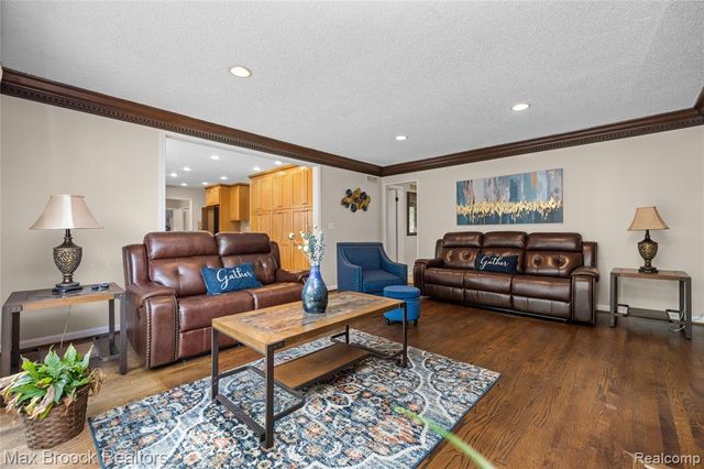 5439 Deerfield Village Drive, West Bloomfield, MI 48322