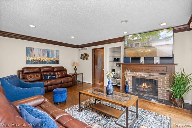 5439 Deerfield Village Drive, West Bloomfield, MI 48322