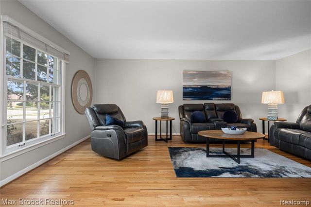 5439 Deerfield Village Drive, West Bloomfield, MI 48322