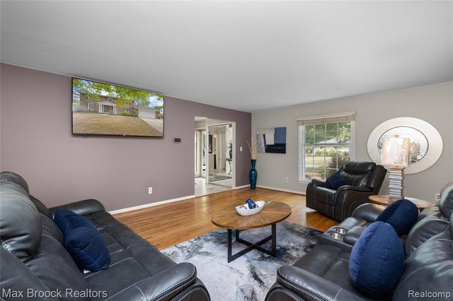 5439 Deerfield Village Drive, West Bloomfield, MI 48322