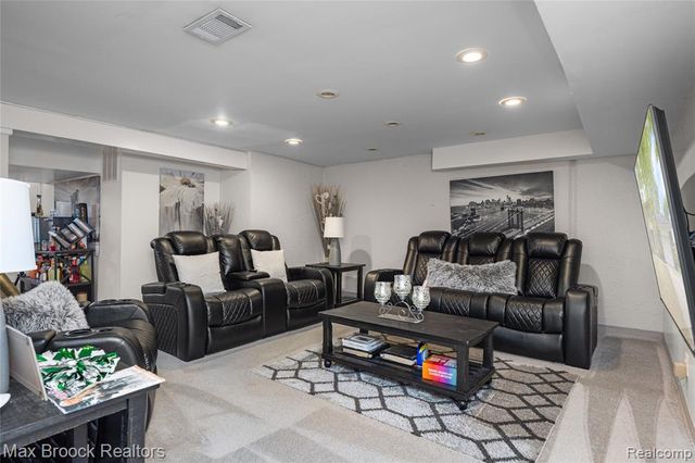 5439 Deerfield Village Drive, West Bloomfield, MI 48322