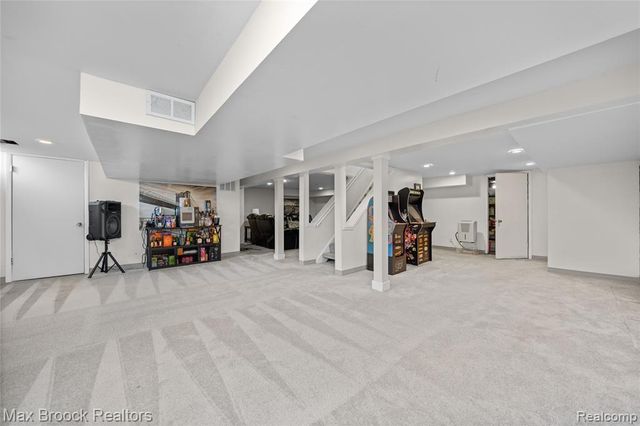 5439 Deerfield Village Drive, West Bloomfield, MI 48322