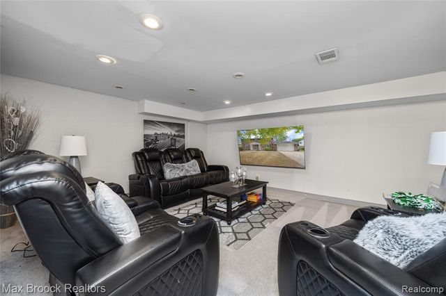 5439 Deerfield Village Drive, West Bloomfield, MI 48322