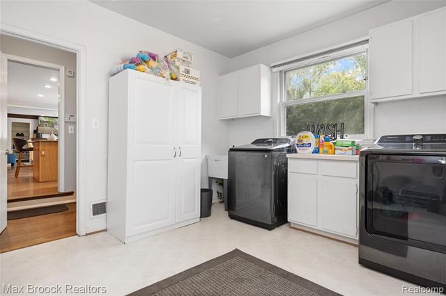 5439 Deerfield Village Drive, West Bloomfield, MI 48322