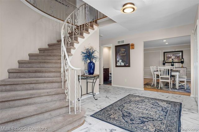 5439 Deerfield Village Drive, West Bloomfield, MI 48322