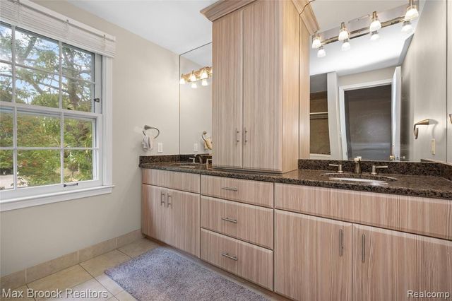 5439 Deerfield Village Drive, West Bloomfield, MI 48322