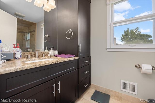 5439 Deerfield Village Drive, West Bloomfield, MI 48322