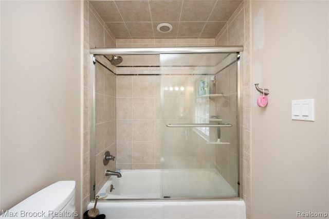 5439 Deerfield Village Drive, West Bloomfield, MI 48322