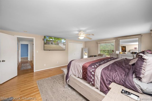 5439 Deerfield Village Drive, West Bloomfield, MI 48322