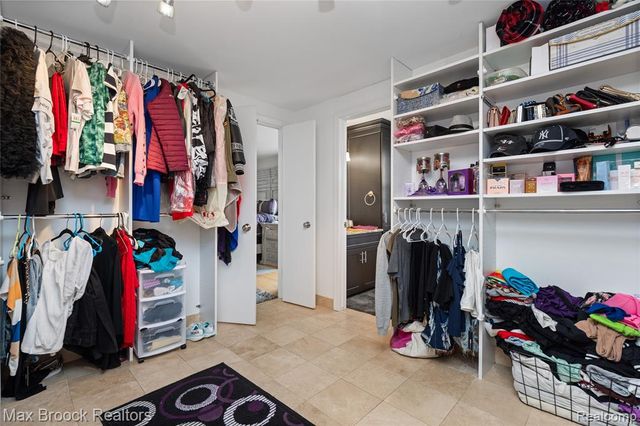 5439 Deerfield Village Drive, West Bloomfield, MI 48322