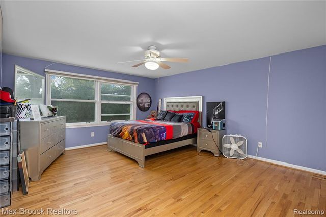 5439 Deerfield Village Drive, West Bloomfield, MI 48322