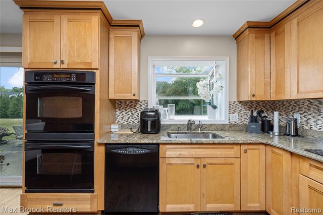 5439 Deerfield Village Drive, West Bloomfield, MI 48322