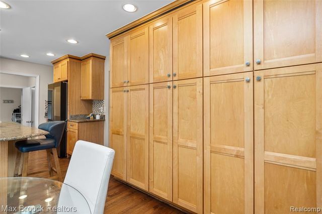 5439 Deerfield Village Drive, West Bloomfield, MI 48322