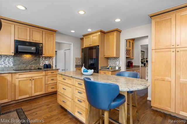 5439 Deerfield Village Drive, West Bloomfield, MI 48322