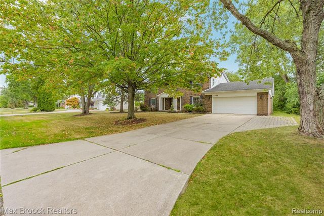 5439 Deerfield Village Drive, West Bloomfield, MI 48322