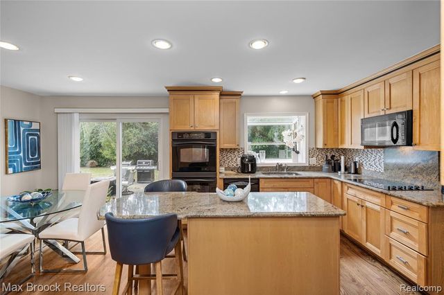 5439 Deerfield Village Drive, West Bloomfield, MI 48322