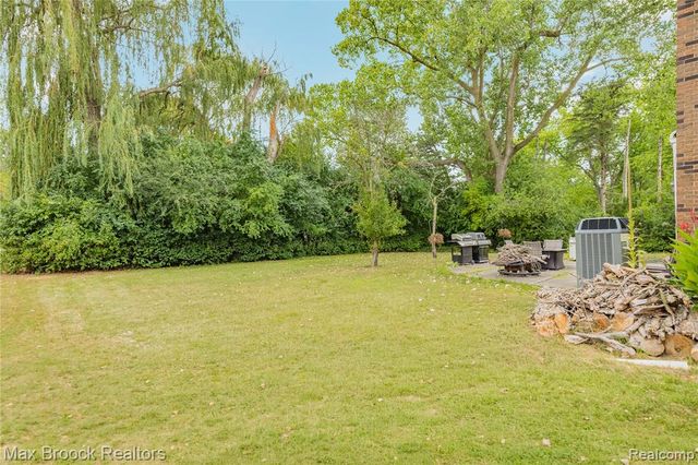 5439 Deerfield Village Drive, West Bloomfield, MI 48322