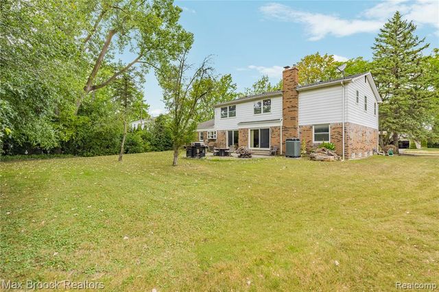5439 Deerfield Village Drive, West Bloomfield, MI 48322