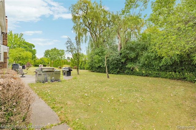 5439 Deerfield Village Drive, West Bloomfield, MI 48322