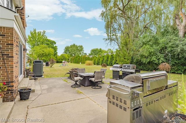 5439 Deerfield Village Drive, West Bloomfield, MI 48322