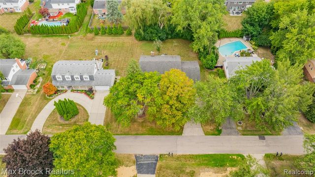 5439 Deerfield Village Drive, West Bloomfield, MI 48322