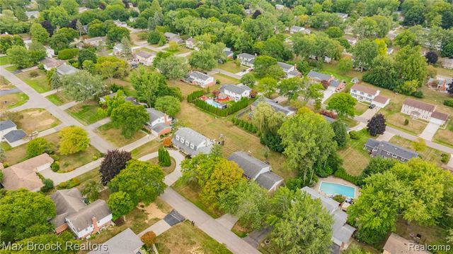 5439 Deerfield Village Drive, West Bloomfield, MI 48322