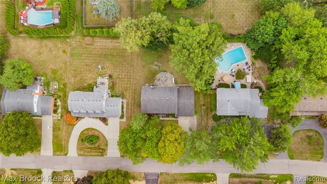 5439 Deerfield Village Drive, West Bloomfield, MI 48322